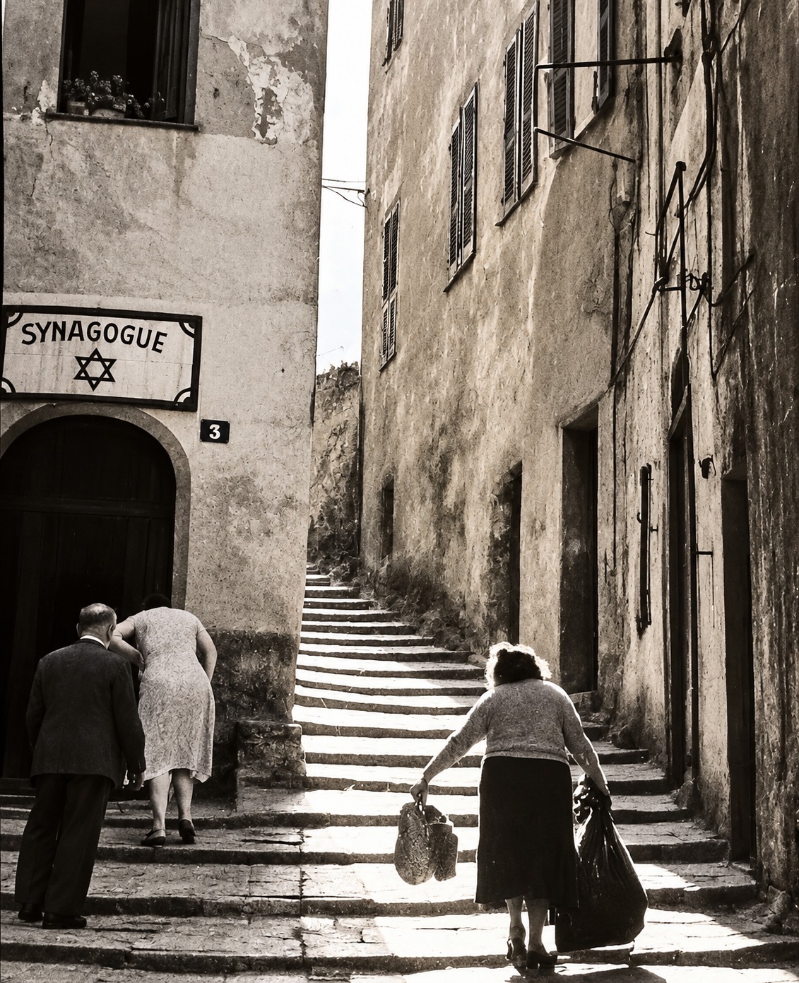 synagogue-bastia-corse-femme-qui-monte_ruelle-homme-devant_synagogue-noir-blanc-année approximative 1945–1965.